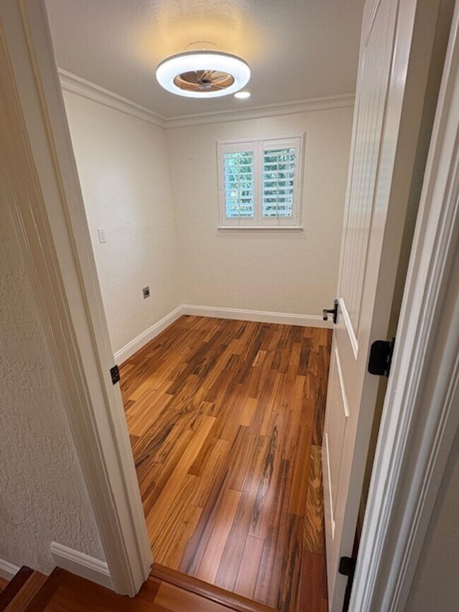 Building Photo - Los Gatos Family Townhome Ready for Move i...