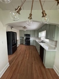 Building Photo - 4 Bed/ 1 Bath Home!! Bedroom Rentals for Students 9-10 Month Lease