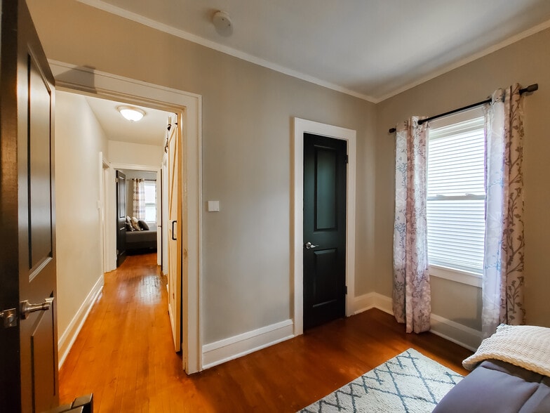 Building Photo - 1612 Thomas Pl N