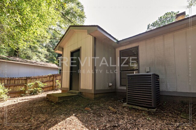 Building Photo - Beautifully Updated 3BR / 2BA in West Mobile with Private Courtyard