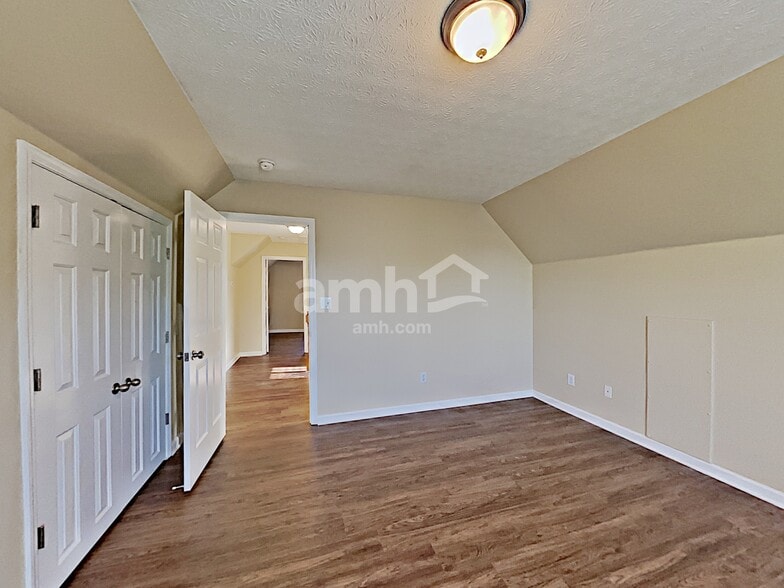 Building Photo - 403 Woodlands Dr