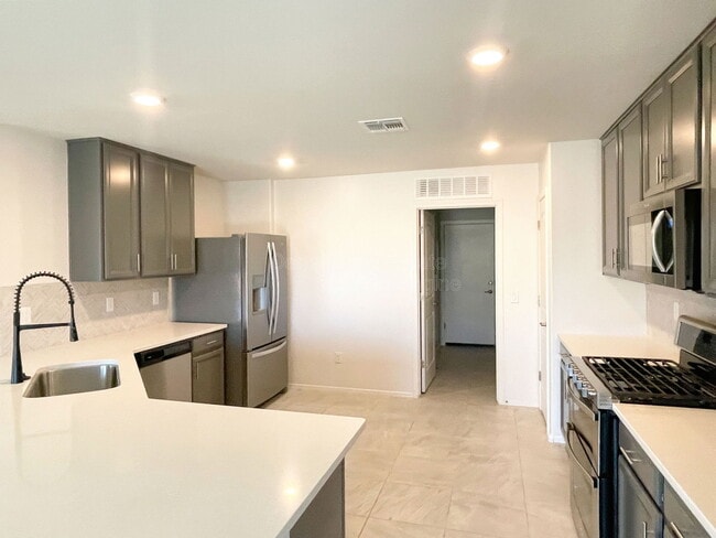 Building Photo - 8010 S Golden Bell Dr