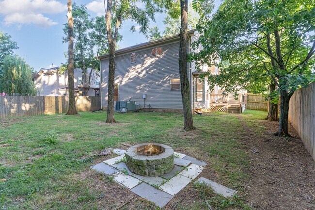 Building Photo - Beautifully maintained and move-in ready 3BR/2.5BA