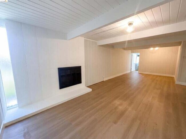 Building Photo - 2361 Oakmont Dr