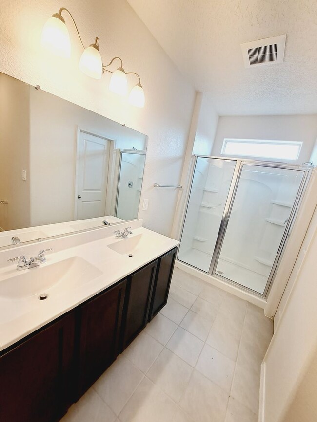 Building Photo - Beautiful 3 Bedroom 2 Bathroom located in Huning Ranch