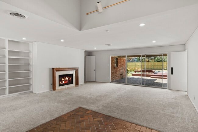 Building Photo - 365 Piney Point Rd