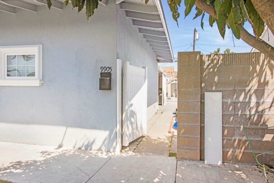 Building Photo - 9905 Lenore Dr