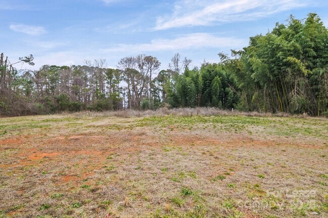 Building Photo - 916 S Battleground Ave