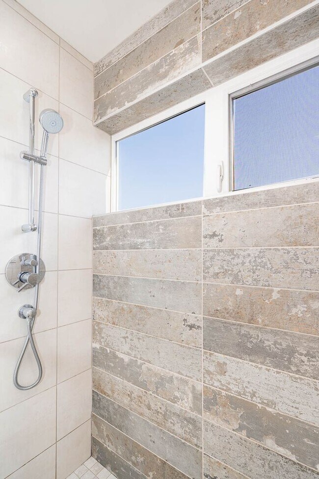 Building Photo - 3bd/1.75ba Seattle Townhome