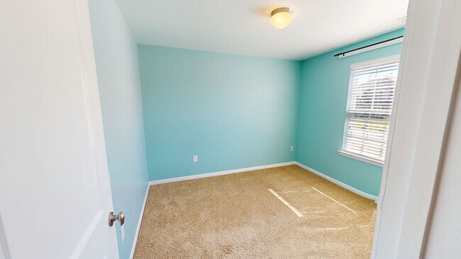 Building Photo - 4 Bedrooms w/ Privacy Fence & Community Pool!