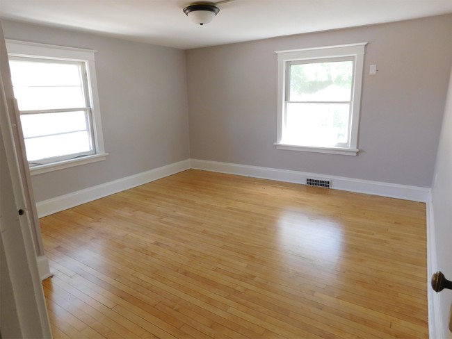 Building Photo - 303 Highland Dr NW