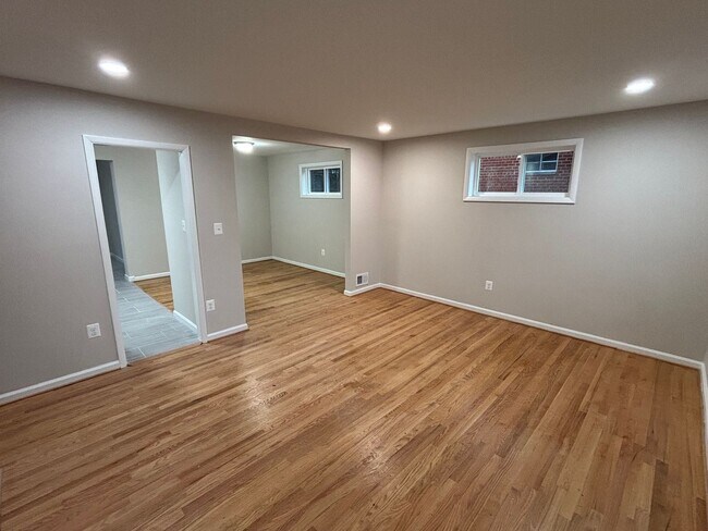 Building Photo - 4 Bedroom 3 Full Bathrooms Newly Renovated...