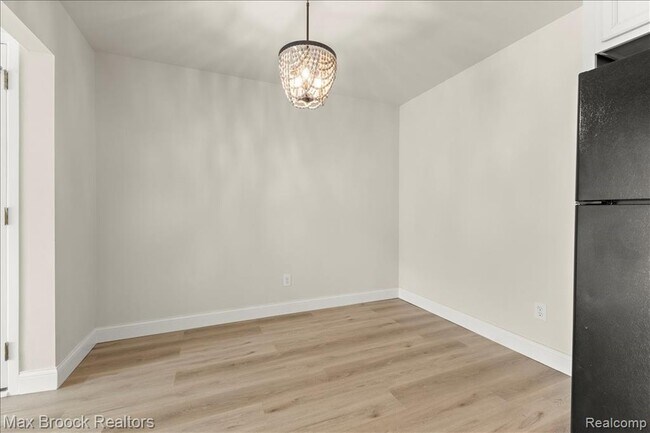 Building Photo - 2425 Torquay Ave