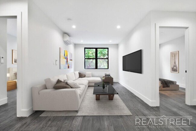 Building Photo - Grand Spacious 2 Bed in Prime Crown Heights