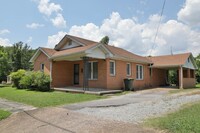 Building Photo - 3 BD, 1 BA Charming Brick Home!
