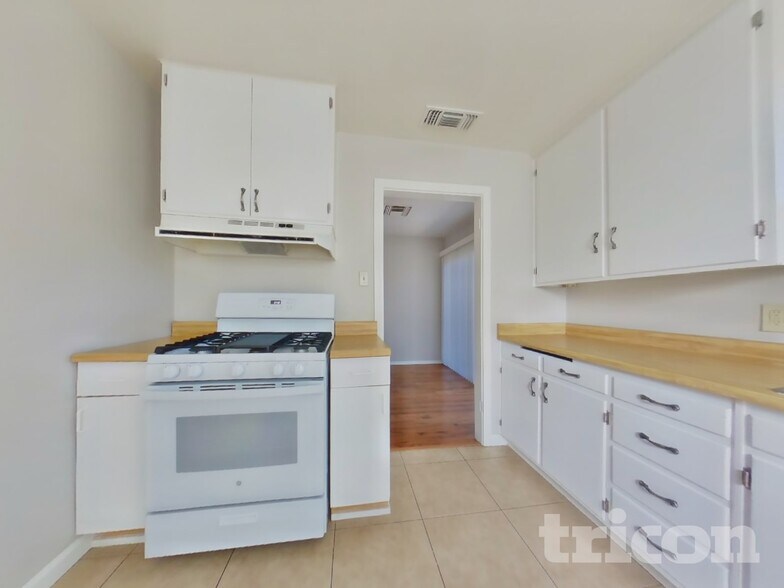 Building Photo - 107 Johnson Ave