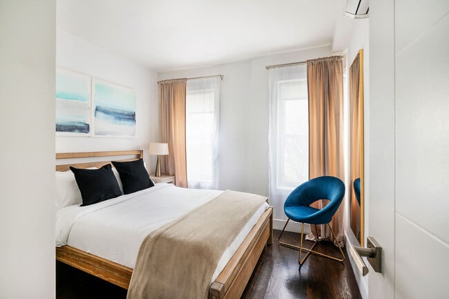 Building Photo - 359 W 39th St