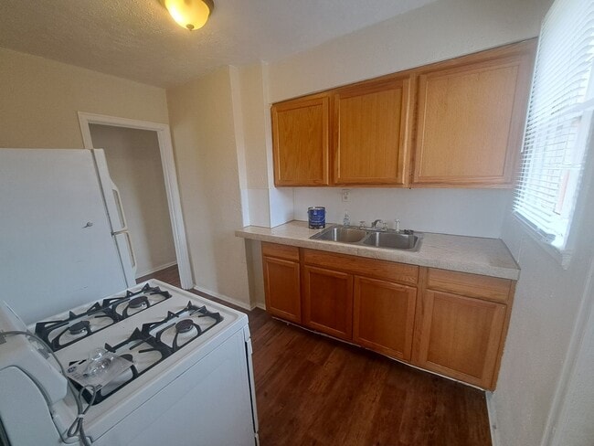 Building Photo - 3BR/1BA home with screened patio