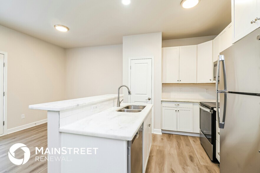 Building Photo - 106 S Elm St