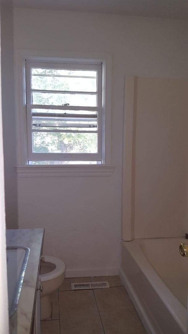 Building Photo - Spacious 3 bedroom and 1 bathroom
