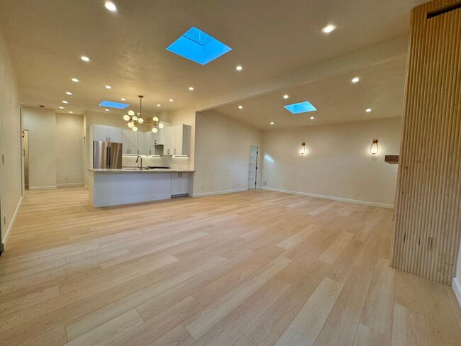 Building Photo - Exquisite Newly Remodeled 3-Bedroom Home i...