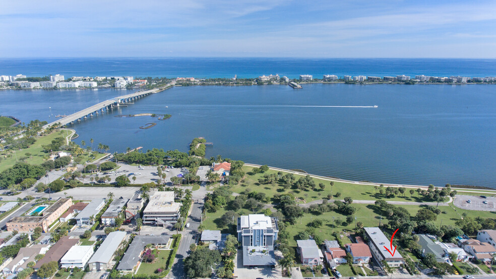 Great location on Bryant Park and Intracoastal - 230 S Lakeside Dr