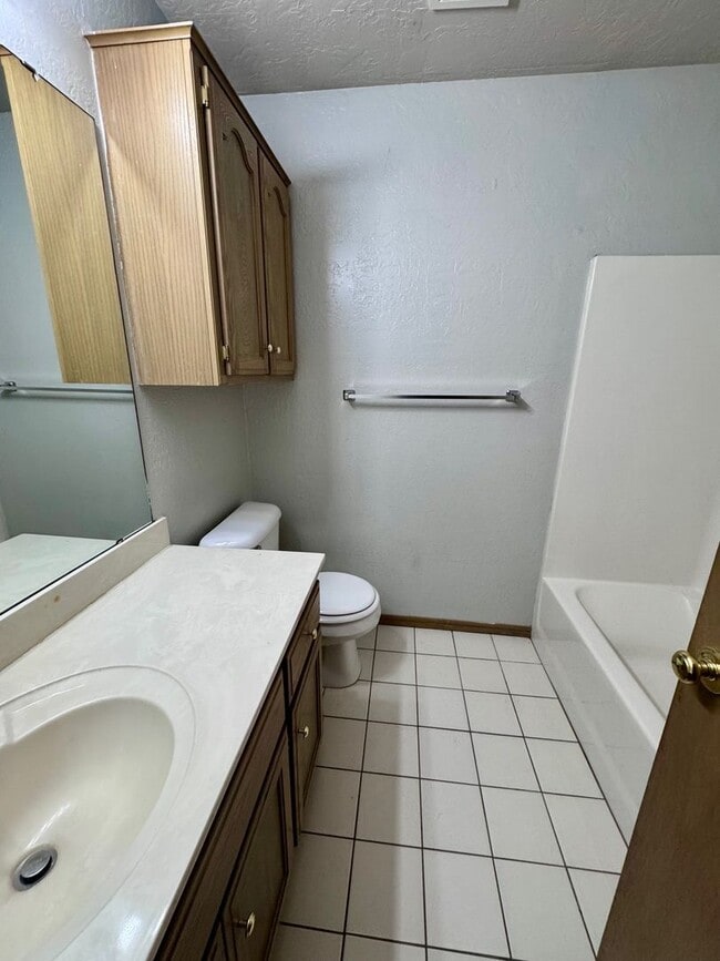 Building Photo - 2 bed, 2 bath, 2 car garage