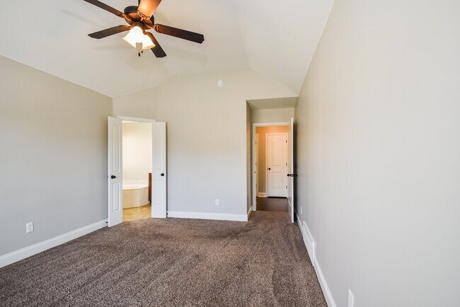 Building Photo - 3080 Magnolia Dr