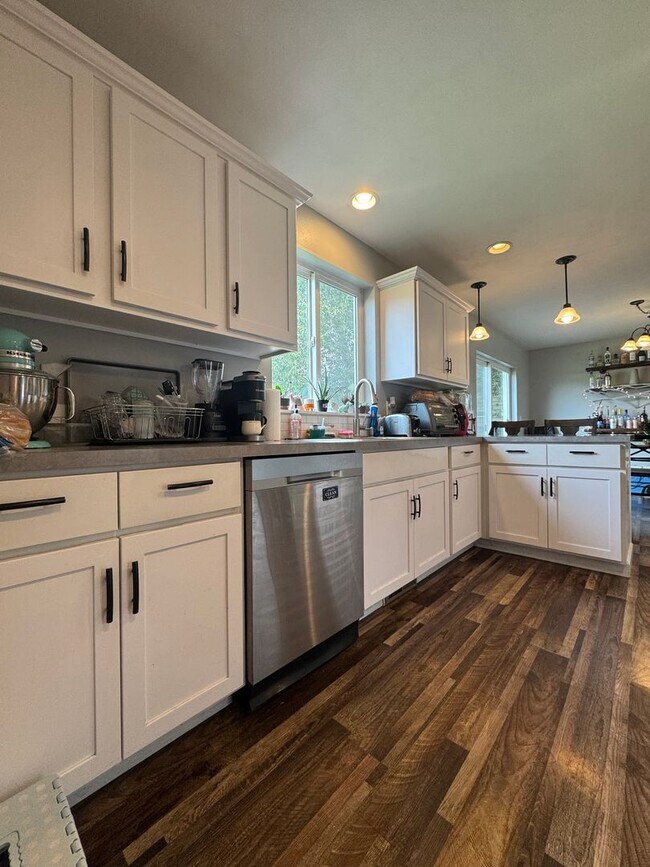 Building Photo - HUGE PET FRIENDLY Rental
