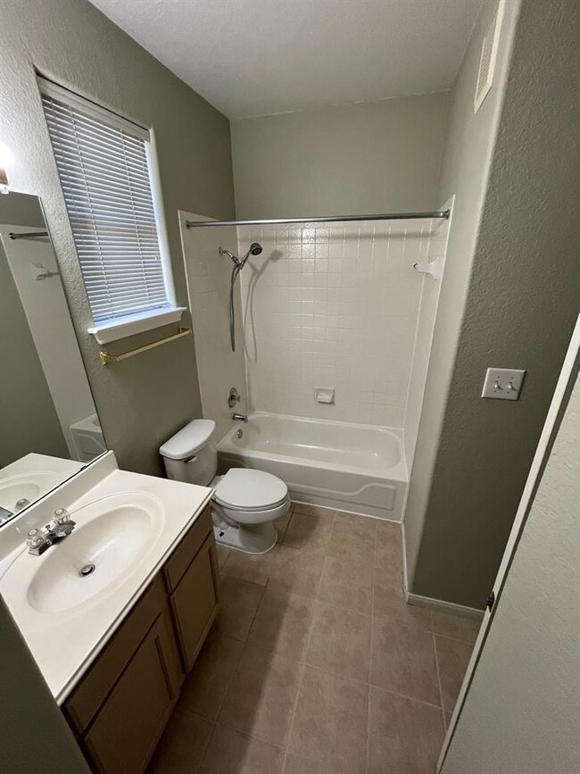 Building Photo - 2100 Pipers Field Dr