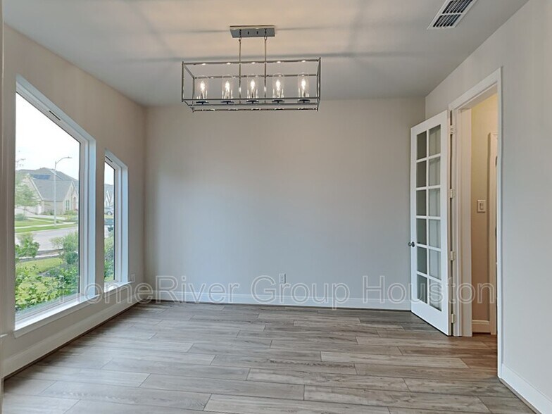 Building Photo - 8926 Emerald Cane Dr