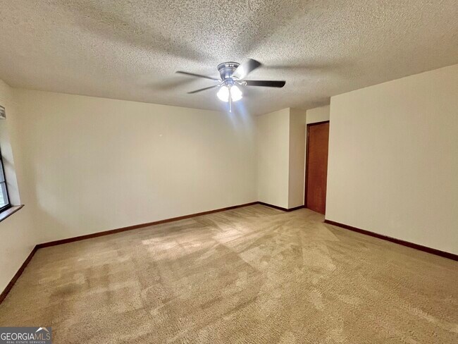 Building Photo - 204 Tanglewood Dr