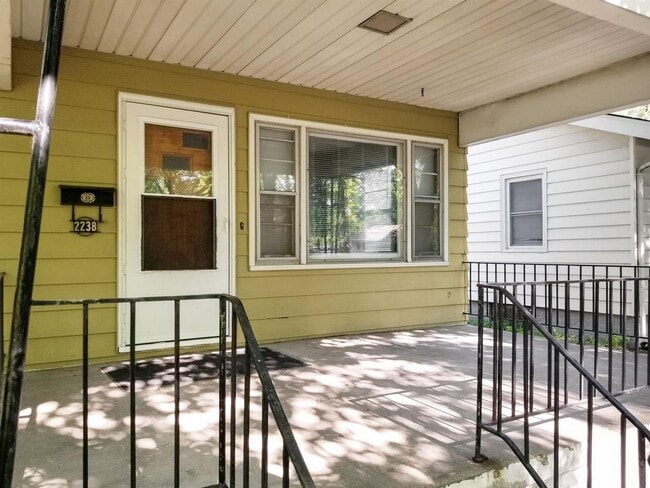 Building Photo - Home Sweet Hardwood: Charming 2 Bed/1 Bath...