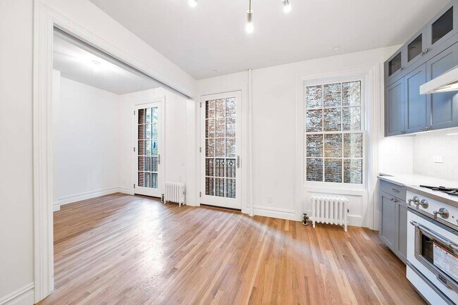 Building Photo - 422 Hudson St