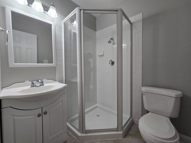Building Photo - 560 Greenbriar Townhouse Way