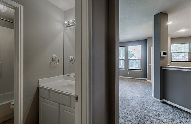 Building Photo - 4018 Old Pine Grove Dr