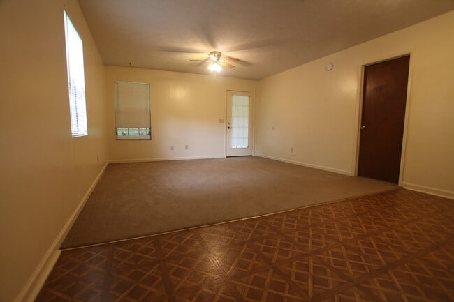 Building Photo - Hampton Drive Duplex Available August!