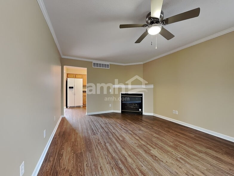 Building Photo - 2025 Apple Knoll Ln