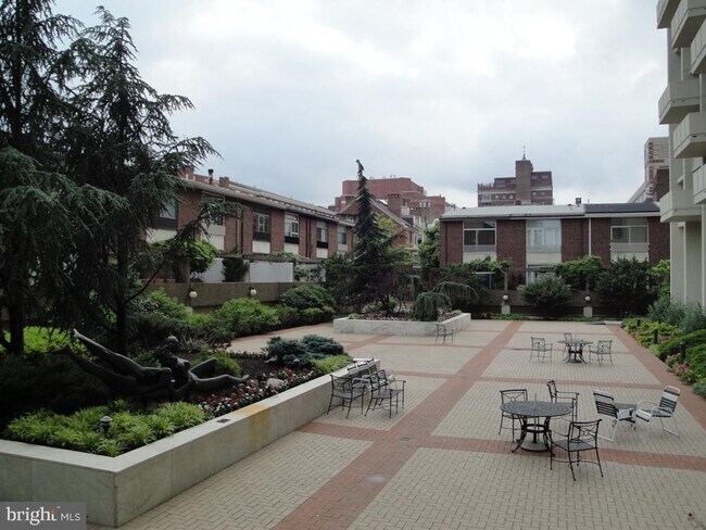 Building Photo - 604 S Washington Square