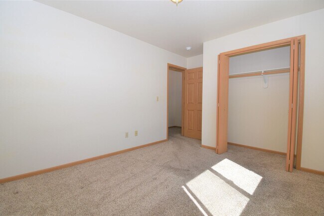 Building Photo - Townhouse style 2bed 1.5bath with attached garage