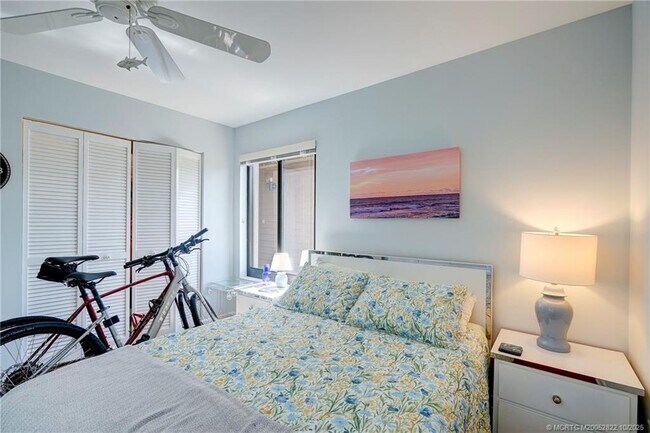 Building Photo - 233 NE Edgewater Dr