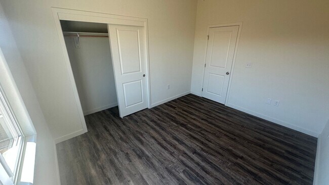 Building Photo - Coyote Run Duplexes 9004
