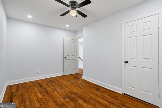 Building Photo - 2223 Columbia Dr