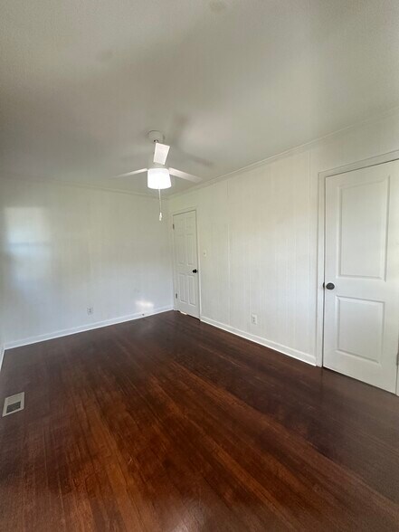 Building Photo - 914 Fleetwood Dr