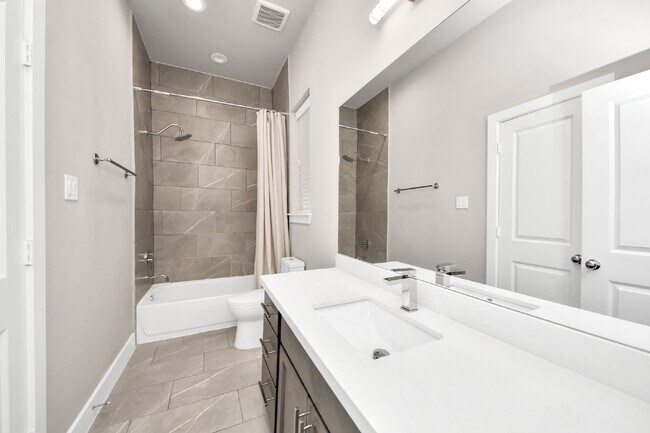 Building Photo - City views, smart layout, and Houston convenience?