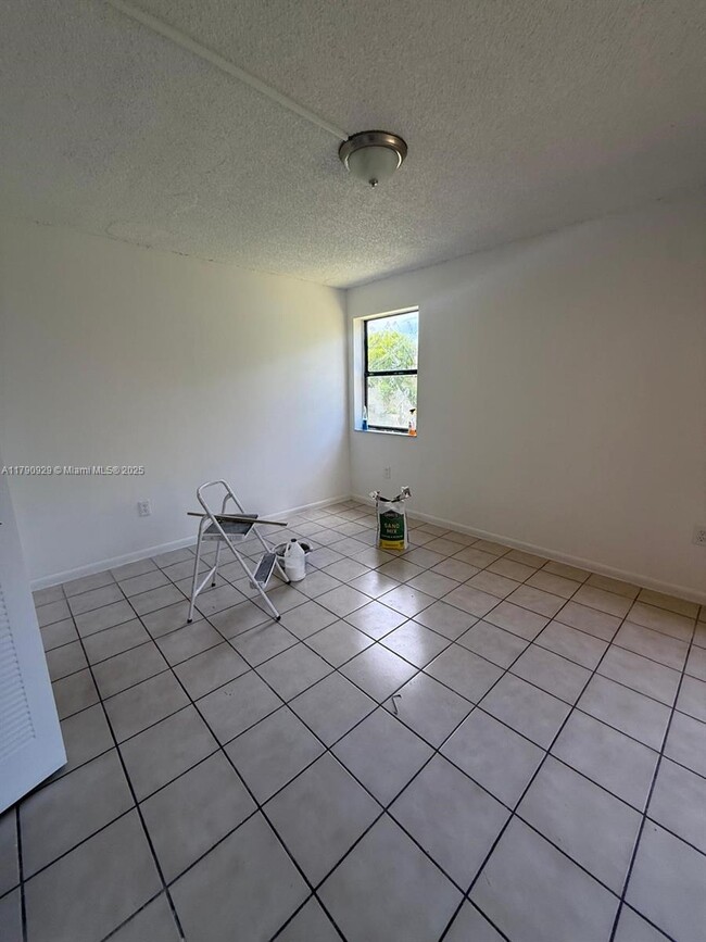 Building Photo - 686 NW 114th Ave