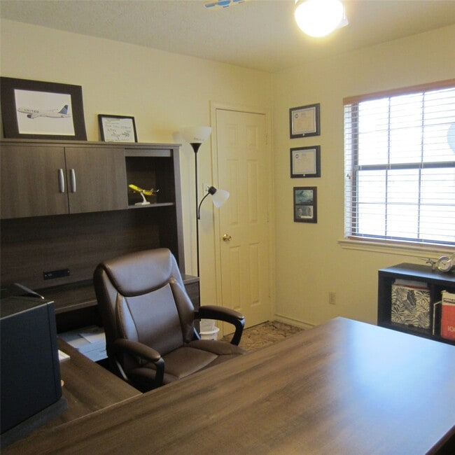 Building Photo - 512 County Rd 2222