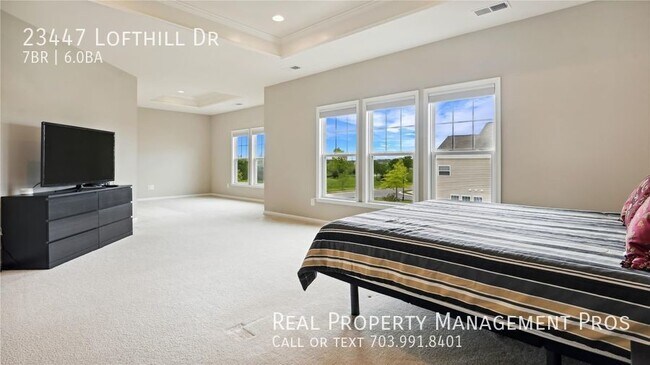 Building Photo - Beautifully Maintained 7 Bedroom 6 Bath Ho...