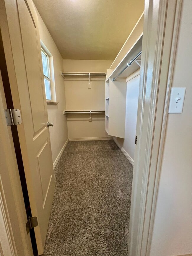 Building Photo - PRICE REDUCED:  LG 4-BED TOWNHOUSE NOW $1,995