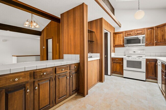 Building Photo - Incline Village: Condo - 3 Bedrooms, 2.5 Bathrooms, Garage, Walk to Lake / Hyatt / Restaurants / ...